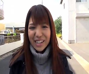 Rena Sasaki spogliarelli nuda e prende una pecorina profonda