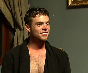 Geil feestgangers gangbang en vuist een vastgebonden stud's kont