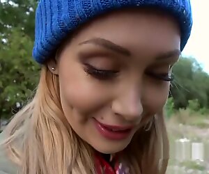 Ceca bionda fottuta big verga fuori