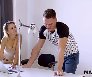 Femme mûre blonde a une conversation remplie de file d'attente d'hommes au lieu de payer
