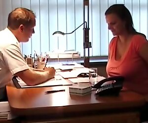 Mollige Frau wird im Interview von einem neuen Chef gefickt