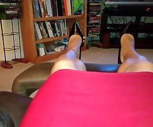 mature woman masturbates and moves her feet