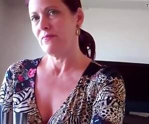 Belle-mère super chaude baise son beau-fils à la maison