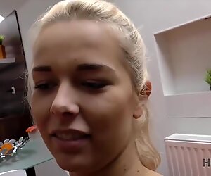Polowanie4k. łowca uspokaja spacer para i pieprzy się z blondynką