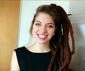 Clio boit un cocktail de sperme avec 7 glaçons éjaculation faciale avec prep