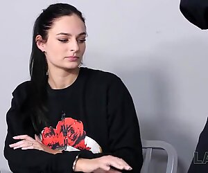 LAW4k. Fille devrait donner une tê_te et é_carter ses minuscules jambes en prison pour vol de voiture